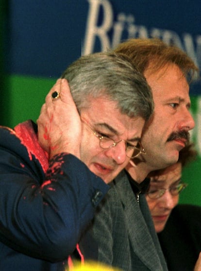 The German Foreign Minister, Joschka Fischer, makes a gesture of pain after receiving the impact of a bag with paint on his ear, in 1999 during the celebration of the congress of his party, The Greens, in which he was insulted and attacked by his position on the crisis in Kosovo.