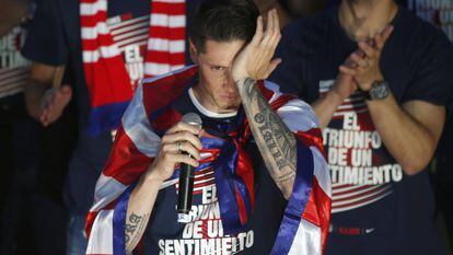 Torres se emociona en la plaza de Neptuno en la celebración del triunfo de su equipo en la Europa League. 