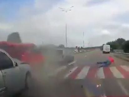 El peatón se lanzó rodando al suelo y logró salir ileso.