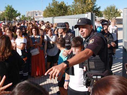 (28-09-76). Agentes de la Policía Nacional escoltan a varios menores a su salida del instituto Elena García Armada en Jerez de la Frontera (Cádiz).
