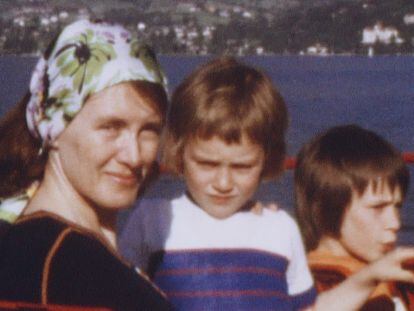 Annie Ernaux y sus dos hijos en un fotograma de la película 'Los años de super-8'.