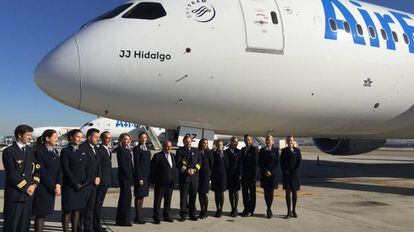 Juan Jos&eacute; Hidalgo, en el centro, junto a la tripulaci&oacute;n del nuevo Boeing 787.