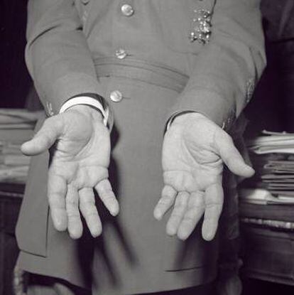 Las manos de Franco, fotografiadas para un estudio grafológico, en marzo de 1954.