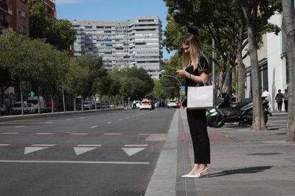 Una mujer, en la calle Antonio López, favorecida por el desarrollo de Madrid Río, esta semana