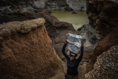 Desde las primeras horas del día, el sonido acompasado del hierro golpeando la piedra se eleva desde las profundidades de este enorme socavón abierto en la tierra. De él emergen mujeres cargando sobre sus cabezas piedras de granito.