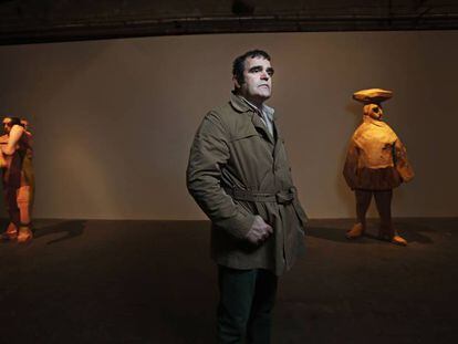 El escultor Francisco Leiro, en la exposición 'Roteiro', en Tabacalera.