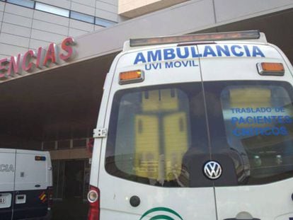 Una ambulancia frente a un centro sanitario en Andalucía, en una imagen de archivo.