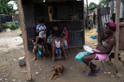 Una mujer y unos niños en la favela Jardim Gramacho, en Río de Janeiro (Brasil), el 8 de octubre de 2022.