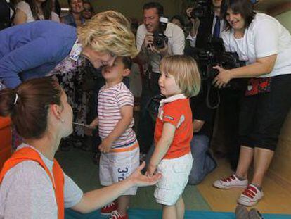 Esperanza Aguirre, saluda a unos niños durante la inauguración de una guardería en Aranjuez.