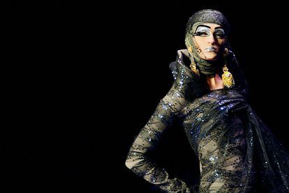 El glitter se convirtió en una de sus señas de identidad, inspirada por la escena ochentera de Londres. En la imagen, uno de los ‘looks’ que creó para el desfile de Alta Costura primavera-verano 2004 de Dior.