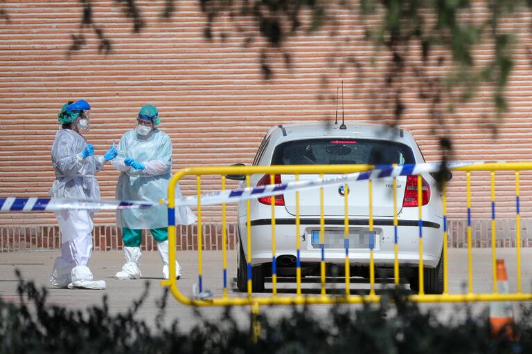 Sanitarios se preparan para administrar los test rápidos de coronavirus en la Casa de Campo, en Madrid.
