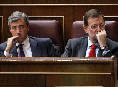 Ángel Acebes (a la izquierda) y Mariano Rajoy, durante el pleno celebrado ayer en el Congreso de los Diputados.