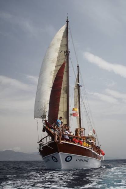 Barco de la empresa Cetáceos y Navegación, navegando en Mazarrón.