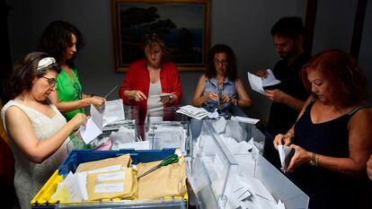 Trabajadoras de la junta electoral y representantes de partidos políticos inician el recuento de votos emitidos por los residentes en el extranjero para las elecciones generales del 23J en la Audiencia Provincial de Palma de Mallorca, el 27 de julio pasado.