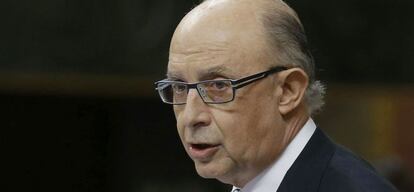 El ministro de Hacienda, Cristóbal Montoro, defendiendo los Presupuestos Generales de 2016 en el pleno del Congreso de los Diputados.