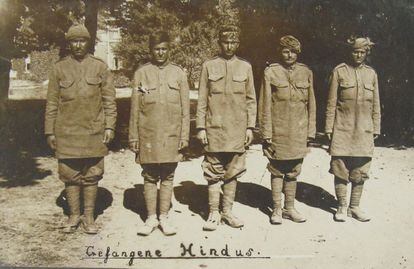 Prisioneros de guerra indios, de la colección del soldado de infantería bávaro Jakob Treitinger. Alrededor de 130.000 soldados de esta nacionalidad lucharon en el Frente Occidental durante la guerra. A pesar de que el porcentaje de bajas fue inferior al de otras unidades, el clima y la inexperiencia con el equipamiento hizo que la moral de estos regimientos fuera muy baja y hubiera muchas deserciones.