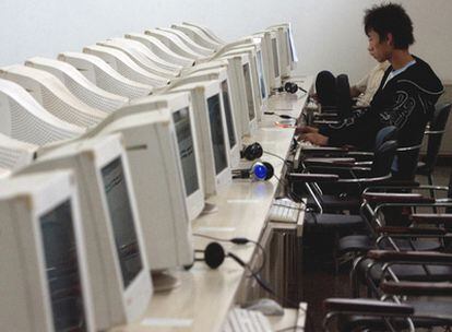 Un joven chino en un cybercafé de Pekín.