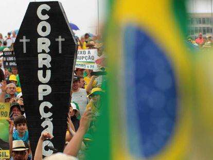 Manifestantes protestan contra la corrupci&oacute;n en Brasil.