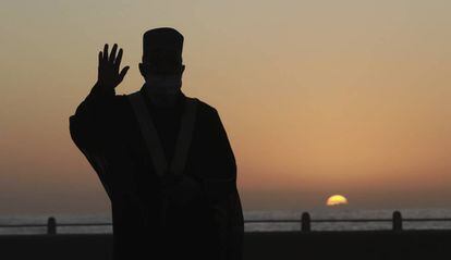 Un imán musulmán observa la puesta de sol en Ciudad del Cabo (Sudáfrica) en la ultima noche de Ramadán. 