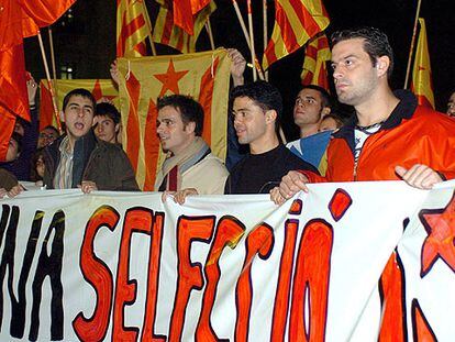 Los jugadores catalanes de hockey Ribarola y Tibau (los primeros por la derecha) se manifiestan en Barcelona.