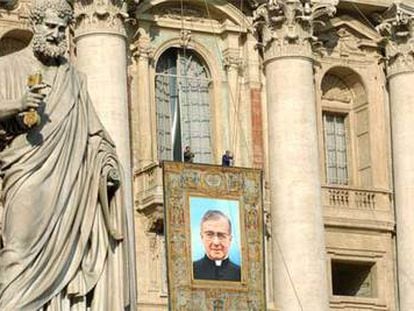 Colgadura en el Vaticano de un tapiz con la imagen de Escrivá de Balaguer para la ceremonia de  su canonización, en octubre de 2002.