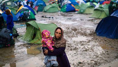 Una dona amb un nadó a Idomeni.