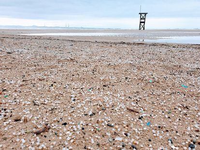Residuos de plástico tras un vertido en una playa de Tarragona en 2018.