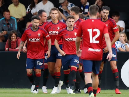 Los jugadores de Osasuna celebran un gol durante un amistoso ante la Real Sociedad, en Irún el pasado viernes.