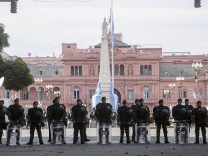 La gendarmería evita el ingreso de manifestantes a la Plaza de Mayo durante el tedeum en Buenos Aires.