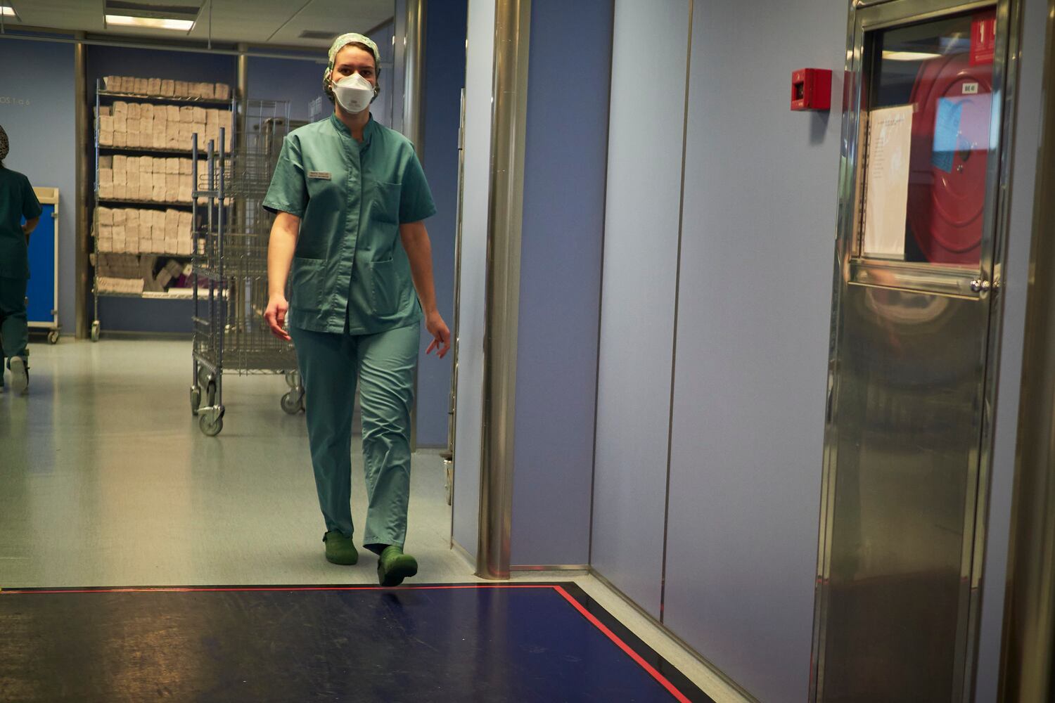 Una sanitaria en el Centro de Investigaciones Médicas Aplicadas (CIMA) de la Universidad de Navarra, en Pamplona, Navarra.