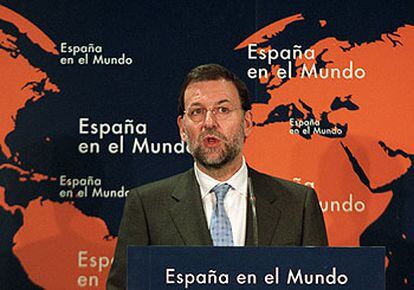 El secretario general del PP, Mariano Rajoy, durante su intervención ayer en la Casa de América, en Madrid.