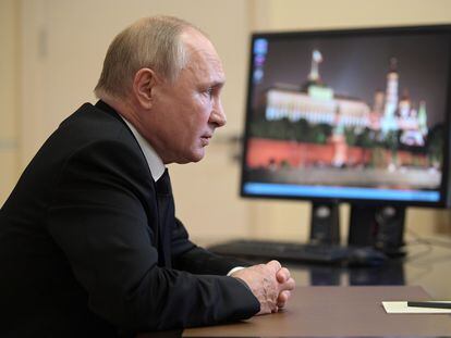 El presidente ruso, Vladímir Putin, durante una conferencia con la presidenta de la Comisión Electoral, Ella Pamfilova, este lunes en su residencia de las afueras de Moscú.