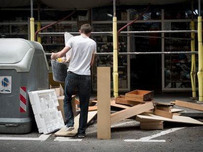 Muebles cerca de la Plaza santa Madrona de Poble Sec.