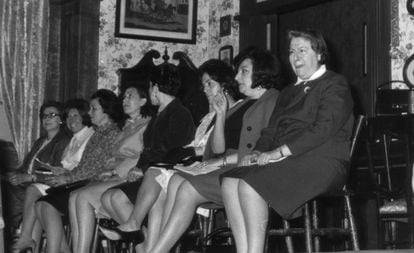 De derecha a izquierda, Gloria Fuertes, Acacia Uceta, Sagrario Torres, Elena Andrés, Adelaida Las Santas, Marisa Chicote, Francisca Ossando y Concha de Marco, en la tertulia Versos con faldas.  
 
