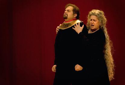 Marco Berti y Luciana D'Intino en uno de los ensayos de Il trovatore en el Liceo.