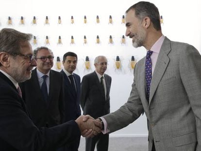 Juan Luis Cebrián saluda al Rey en el stand de El País en la feria de ARCO en Madrid.