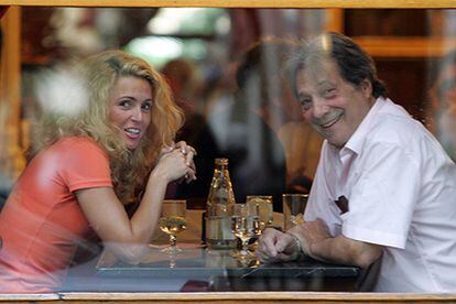 Susana Cereceda y Sancho Gracia, en el café Gijón de Madrid.