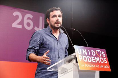 El coordinador general de IU y candidato de Unidos Podemos, Alberto Garzón, durante la rueda de prensa que ha ofrecido en el teatro Goya de Madrid para hacer una primera valoración tras el cierre de los colegios en esta jornada de elecciones generales.