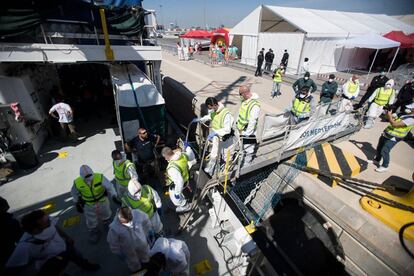 Efectivos de la Guardia Civil y la Policía Nacional suben a bordo del buque 'Aquarius'.