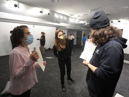 Los jóvenes artistas que participan en Ágora Joven junto a la actriz María Pastor en el Teatro Fernán Gómez de Madrid.