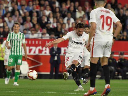 Vázquez hace el tercer gol del Sevilla.