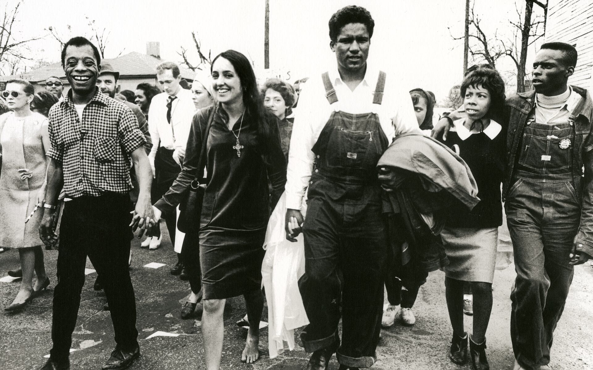El escritor James Baldwin, Joan Baez y el activista James Forman, en la marcha de Selma a Montgomery (Alabama) de 1965, que pidió la Ley del Voto para los negros. 