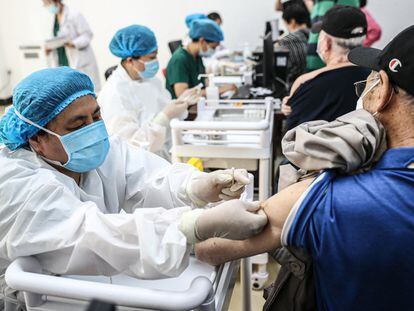 Un hombre es vacunado en Shenyang, (China), este viernes.