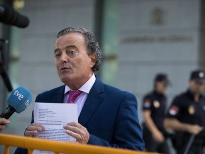 Fernando Presencia atiende a los medios de comunicación junto a la Audiencia Nacional, en julio de 2022, tras su imputación.
