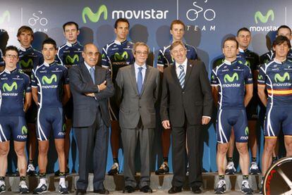 Ciclistas del equipo Movistar, junto al presidente de Telefónica, César Alierta (en el centro), el secretario general técnico de presidencia de Telefónica, Luis Abril, y el director equipo, Eusebio Unzue.