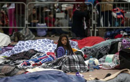 Emigrantes de la caravana de centroamericanos duermen al raso a la espera de poder ser recibidos por la policía de EE UU.