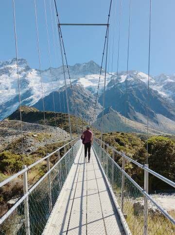 Cruzando una pasarela durante un excursión en las cercanías del monte Cook, en la isla Sur de Nueva Zelanda.
