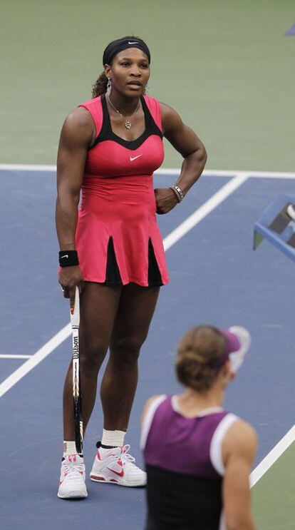 Serena Williams se dirige a la juez de silla durante la final del Abierto de Estados Unidos.