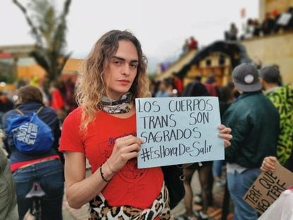 Una mujer transexual, durante una protesta por sus derechos, en Bogotá