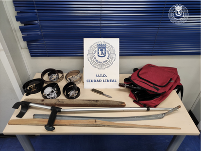 Objetos incautados a los pandilleros detenidos el sábado en el distrito Ciudad Lineal de Madrid.